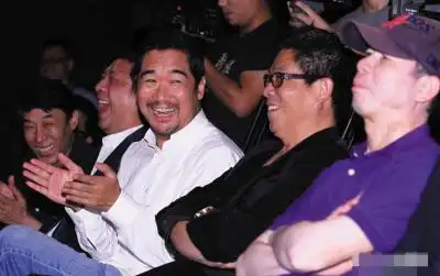 张国立,王中军,冯小刚在签约仪式上.