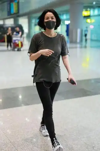 51岁王菲又潮回来了,破洞t恤搭紧身裤秀身材,一头短发十分酷帅