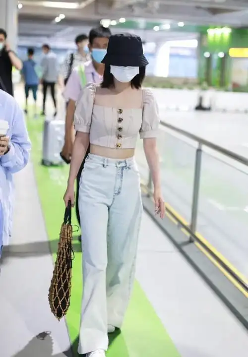 李沁这是胖了?露脐泡泡袖太显肚子,近距离看到马甲线我酸了