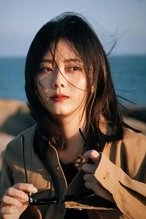 谭松韵程霄海边随拍##谭松韵程霄角色反差感