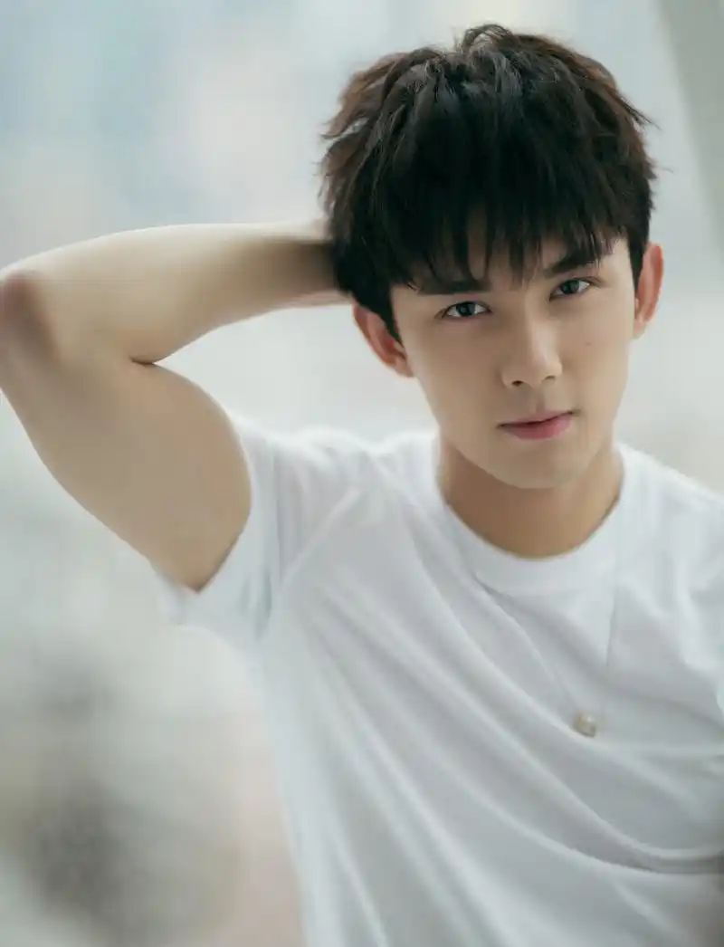 吴磊新闻181216蓝白少年吴磊多图咬项链简直犯规