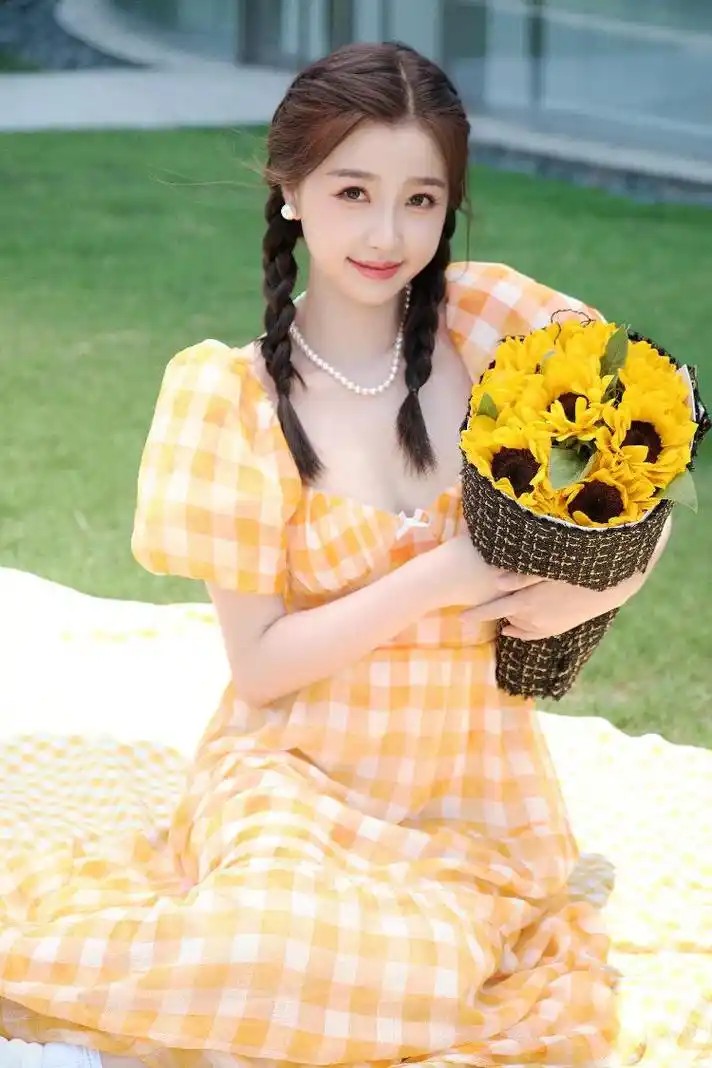 明媚少女虞书欣扎双麻花辫穿格纹小黄裙
