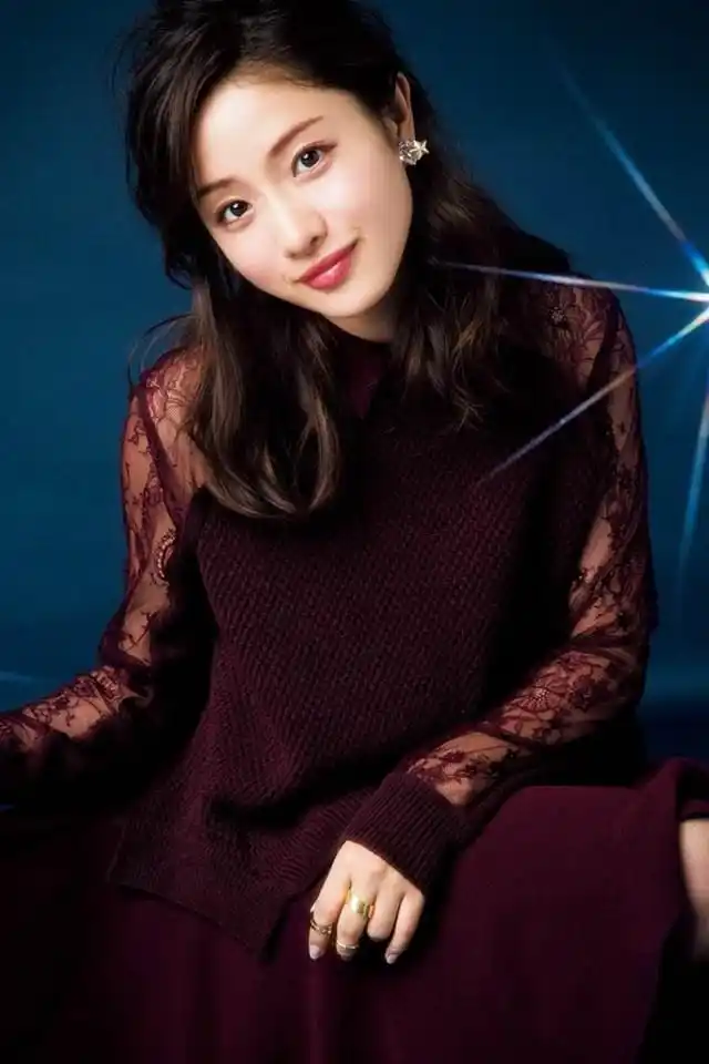 她是《朝五晚九》中阴差阳错地嫁给了寺庙和尚的