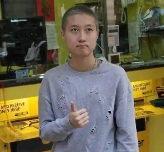 为王》中饰演聂希桐一角一夜走红,1998年正式加入tvb,吴绮莉身高173cm