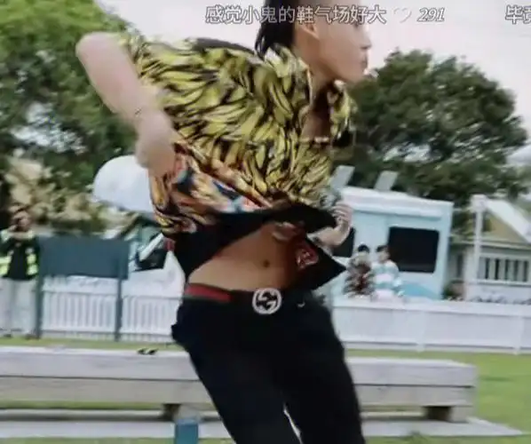 小鬼王琳凯看了青春的花路我终于截到鬼哥的小肚子了腹肌再现江湖爱