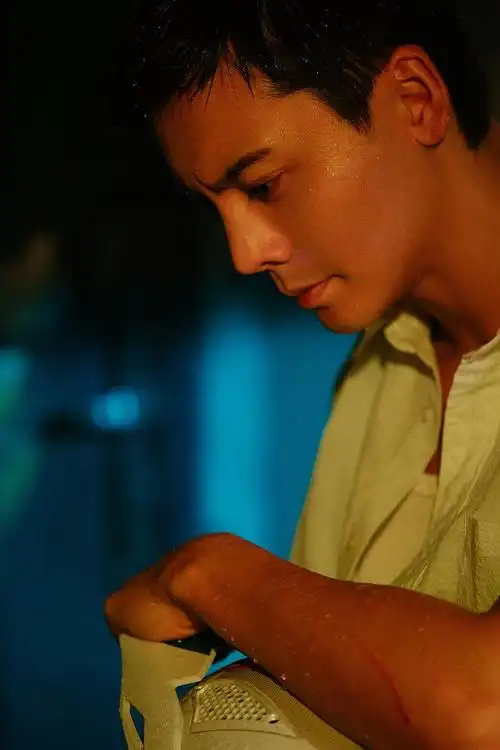 陈伟霆粤语新歌花絮释出电影感满满 光影中勾勒立体五官帅气逼人