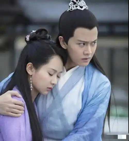 当初和杨紫合作香蜜,虽说两人不是对手戏,而且罗云熙还不是男主,不过