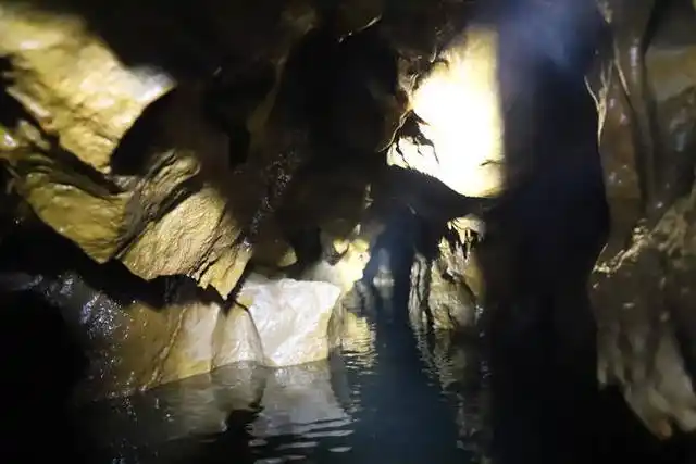 水潭底可通往溶洞,丽江拉市村民无意发现一处溶洞口