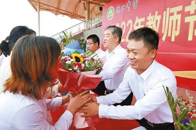 富平县迤山中学开展系列活动 庆祝第38个教师节