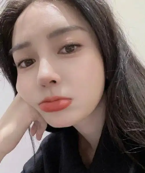 杨颖怼脸瘪嘴自拍##angelababy托脸自拍