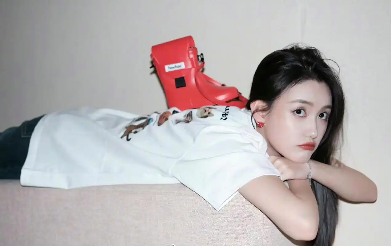 蒋依依[抱一抱][舔屏][舔屏][色]裸足 #蒋依依