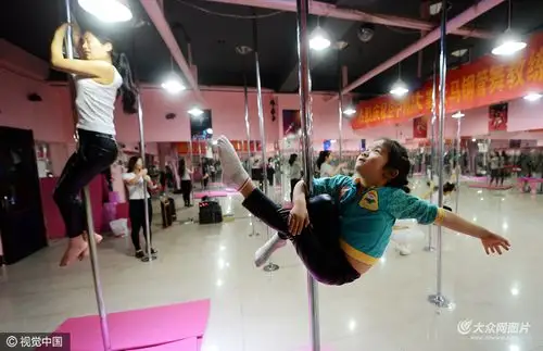 六岁女童学钢管舞家长支持登台表演