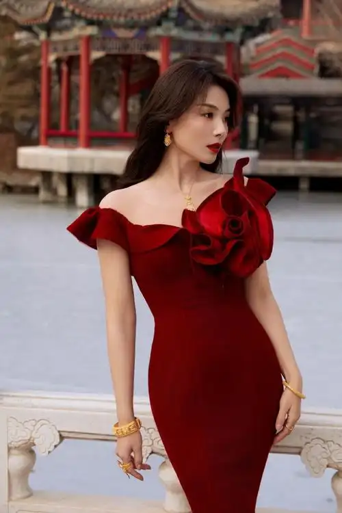 刘涛红裙写真美翻了!紧身裙勾勒完美曲线,高贵典雅气质令人陶醉