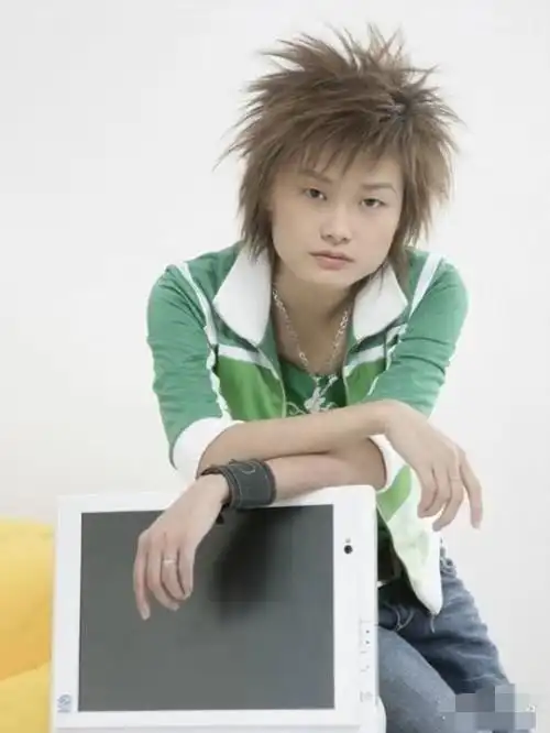 李宇春终于剪对发型了,刘海短发造型满满女人味,看完也想剪短发