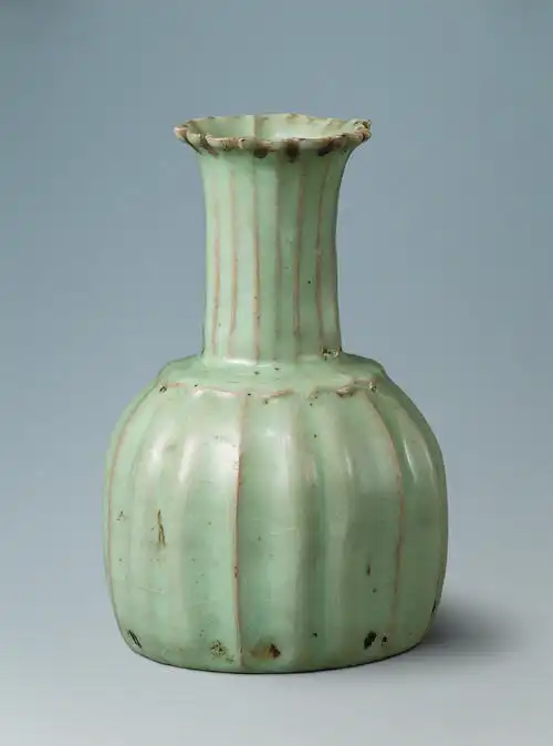 南宋修内司官窑瓷器粉青釉多棱直颈瓶