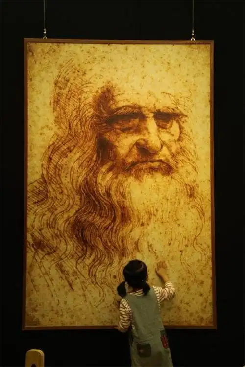 蒙娜丽莎为何一直在微笑?你把画倒过来看,就不会这么认为了