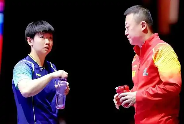 孙颖莎想不成功都难8个男人寸步不离围绕左右世界女王够有范