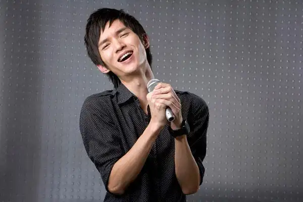 男孩唱歌