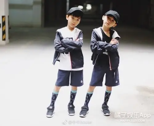 这是一对儿双胞胎小兄弟,叫大牛小牛.是不是连名字也很可爱.