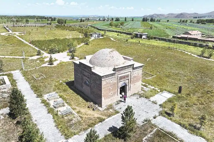 历经风霜的梳妆楼元墓.陈亮摄