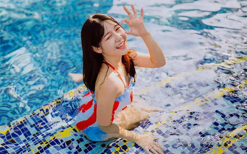 泳装美女泳池性感高清桌面壁纸