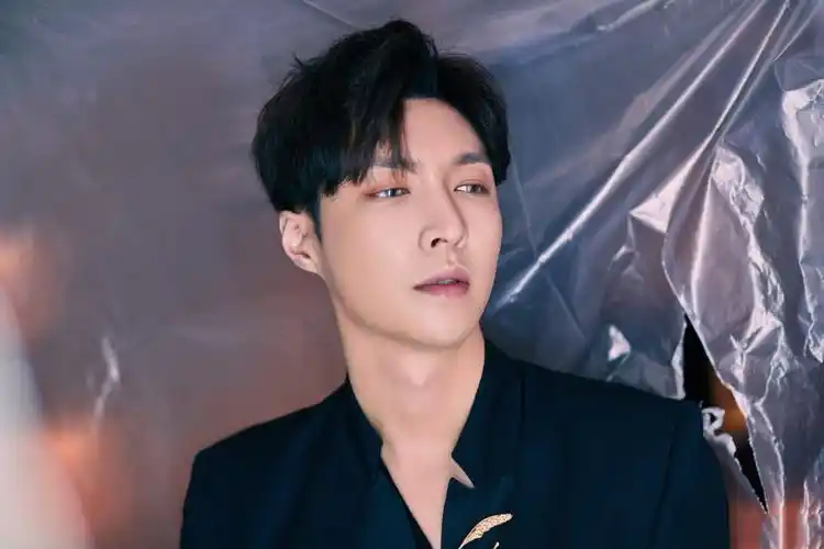 张艺兴图片 张艺兴黑色西装帅气图片