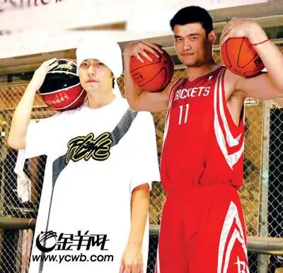 请问谁能找到一张早年的姚明和周杰伦的百事海报