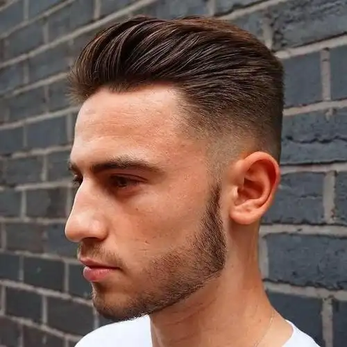 要说帅气的男士发型背头绝对是首选,霸气还有型,很适合自信的男士.