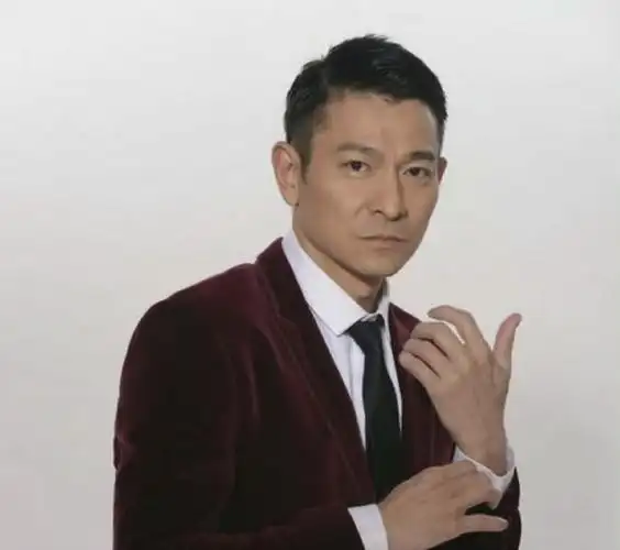 刘德华张子枫演父女#刘德华,张子枫领衔主演的电影《危机航线》官宣