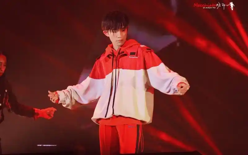 易烊千玺十八岁生日会-舞蹈《growing》直拍focus