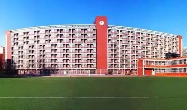 清华附中国际部的教室,宿舍以及图书馆都配备有无线网,方便学生开展