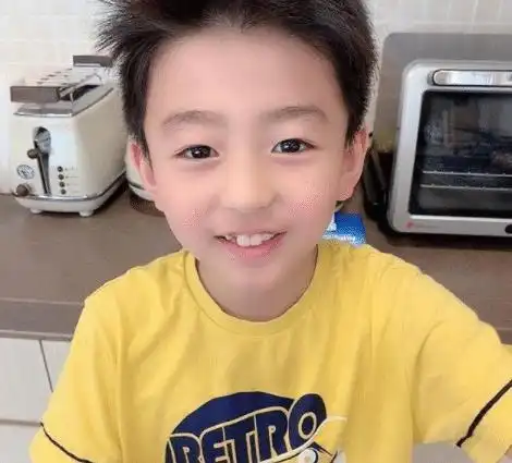 9岁穿白t干净秀气,气质像极了爸爸谢霆锋|张柏芝|谢振轩|星二代_网易