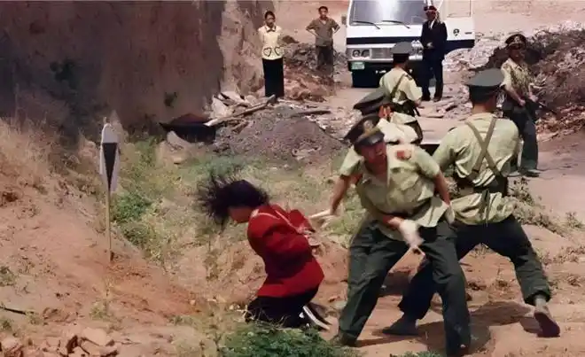 老照片:1990年代,一名女犯正被枪决时的情景|犯人|任正非_网易订阅