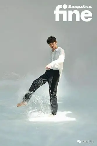 快讯蔡徐坤机场易烊千玺杂志白宇电子刊宠爱海报