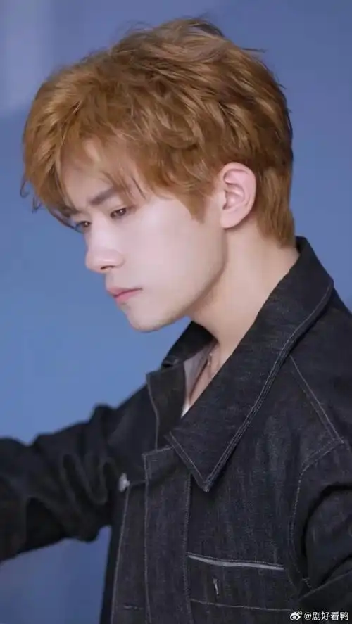 易烊千玺纯黑色西装#这样的易烊千玺对于我们颜狗的眼睛是不是也太友