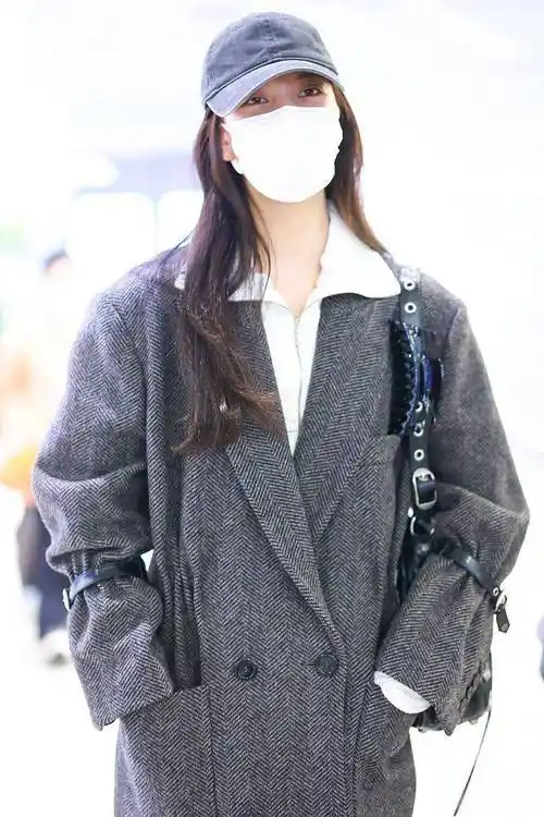 宋妍霏穿人字纹呢大衣搭拉链毛衫牛仔棒球帽酷飒摩登