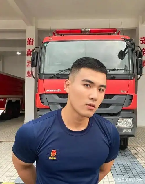 02年寸头肌肉消防员小哥,这胸腹肌也太可了!
