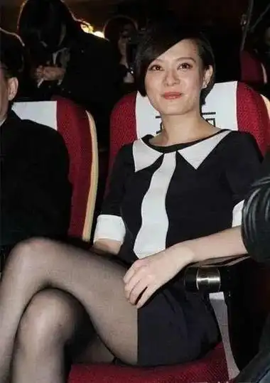 孙俪身穿白色长袖衬衫和黑色背带裤,头戴小帽子,脚上穿着一双白色凉鞋