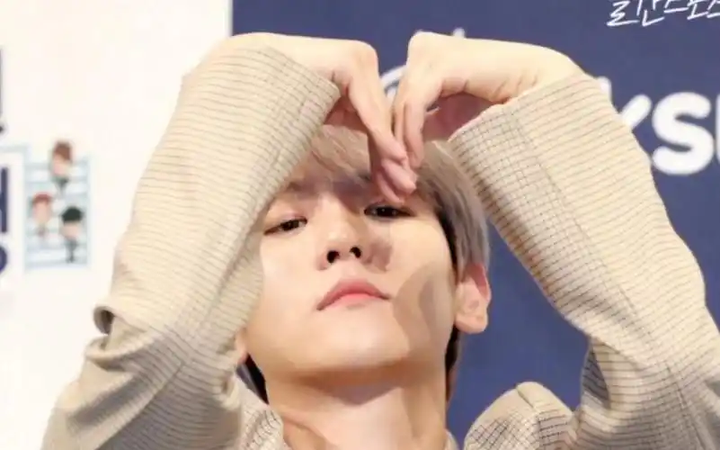 要被伯贤笑死了因为胸肌太大不能比心