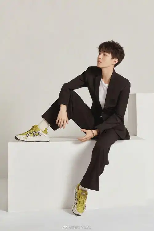 西装衬衫 运动鞋 休闲又不失时尚,镜头感十足的大帅哥@tfboys-王俊凯