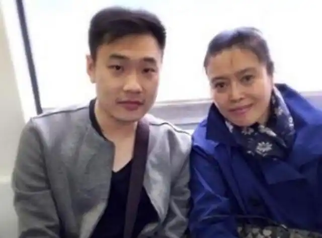 如今丁嘉丽已经58岁了,因为和两人丈夫都孕育了一个孩子,如今她一个