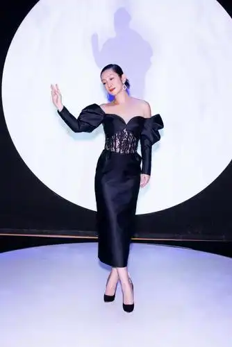 秦海璐好有品味黑色一字肩连衣裙华丽高级轻松展现熟女范