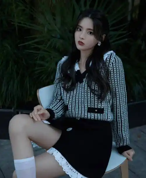 杨超越为证明自己腿长,大胆挑战"香烟鞋",脚背快成90度了