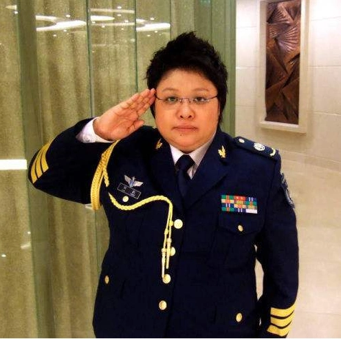 韩红自称年轻时是校花,本以为是开玩笑,看到军装照我信了