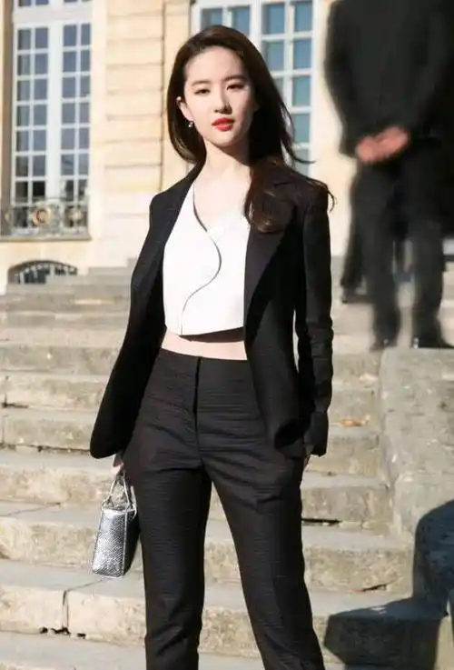 刘亦菲最新生图神颜不再,肿得像发面馒头_西装_时候_西裤