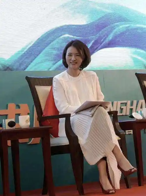 董卿老了王小丫老了朱迅老了而她50岁仍然看着很年轻