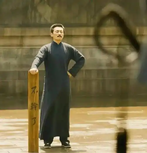 可爱的他在教育局门口举牌"不干了",并走出六亲不认的步伐,这个经典