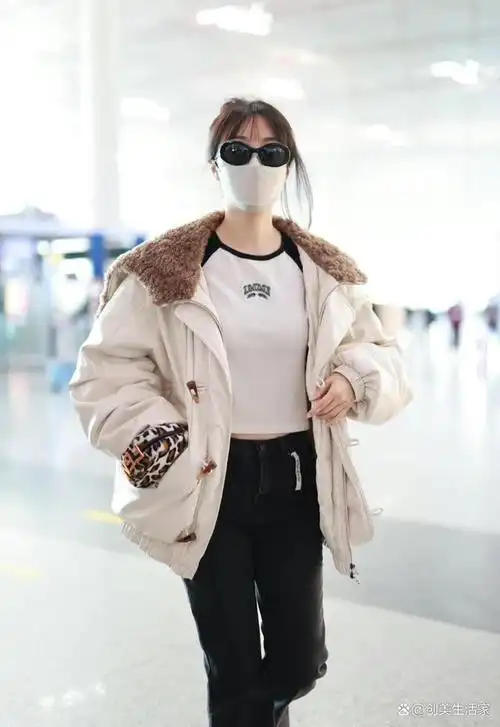 李菲儿走机场,穿白色翻毛领夹克搭黑色牛仔裤,清新时尚显身材