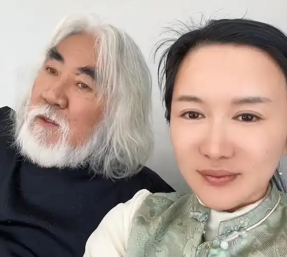 71岁张纪中带病工作,小32岁妻子喊他吃饭还不忘调侃,网友:活该