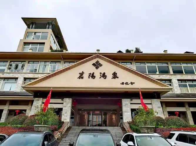 茗阳汤泉位于河南,湖北及安徽三省交界处的商城县汤泉池.早在7 - 抖音